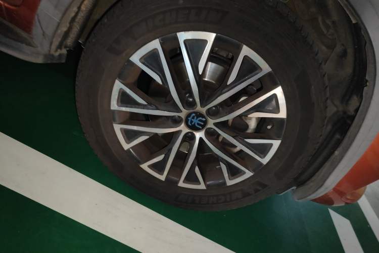 Used BYD Song New Energy 2017 Song DM 1.5TID All-Wheel Drive Luxury Model Right Front Wheel Hub