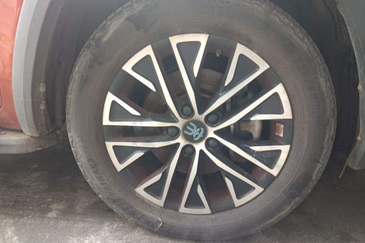 Used BYD Song New Energy 2017 Song DM 1.5TID All-Wheel Drive Luxury Model Right Front Wheel Hub