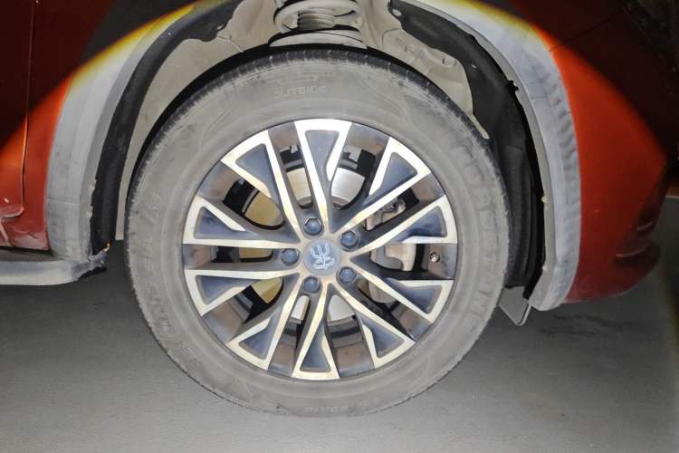 Used BYD Song New Energy 2017 Song DM 1.5TID All-Wheel Drive Prestige Model Right Front Wheel Hub
