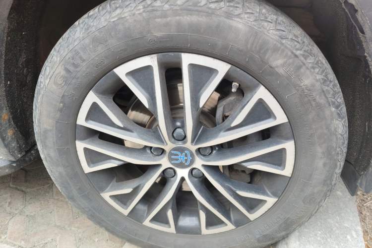 Used BYD Song New Energy 2017 Song DM 1.5TID All-Wheel Drive Luxury Model Right Front Wheel Hub