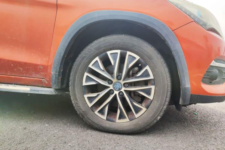 Used BYD Song New Energy 2017 Song DM 1.5TID All-Wheel Drive Luxury Model Right Front Wheel Hub
