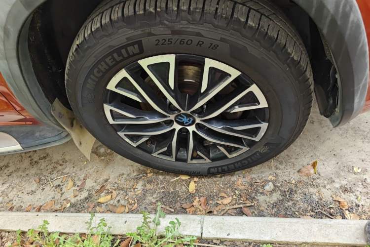 Used BYD Song New Energy 2017 Song DM 1.5TID All-Wheel Drive Luxury Model Right Front Wheel Hub