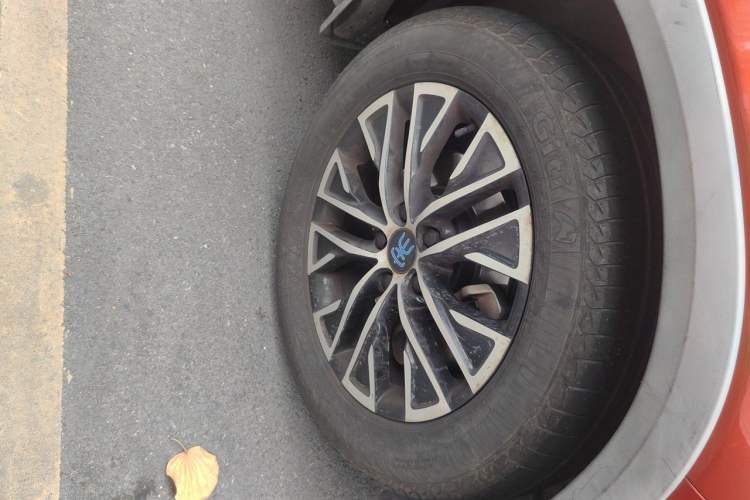 Used BYD Song New Energy 2017 Song DM 1.5TID All-Wheel Drive Luxury Model Right Front Wheel Hub