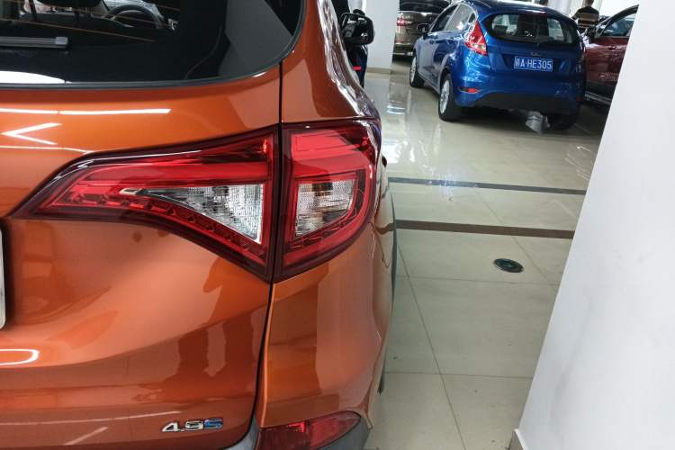 Used BYD Song New Energy 2017 Song DM 1.5TID All-Wheel Drive Luxury Model Right Rear Taillight