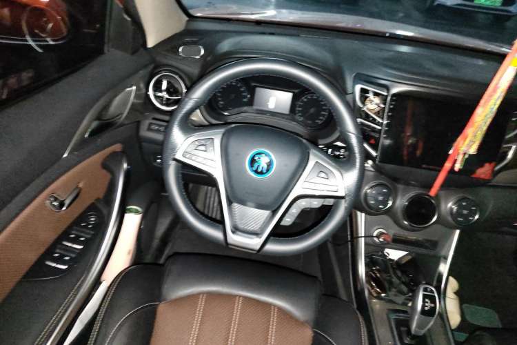 Used BYD Song New Energy 2017 Song DM 1.5TID All-Wheel Drive Prestige Model Steering Wheel