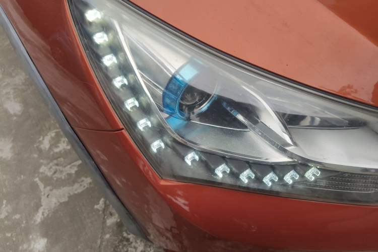 Used BYD Song New Energy 2017 Song DM 1.5TID All-Wheel Drive Luxury Model Right Front Headlight