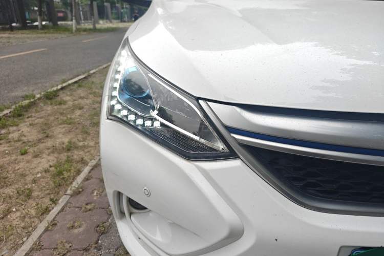 Used BYD Song New Energy 2017 Song DM 1.5TID All-Wheel Drive Luxury Model Right Front Headlight