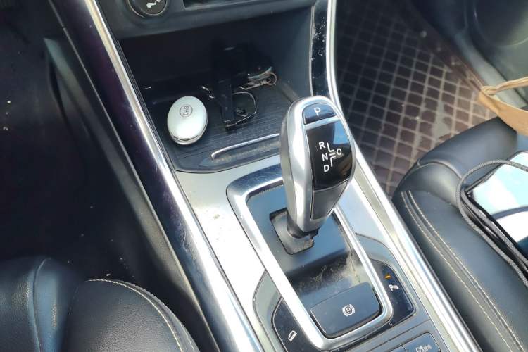 Used BYD Song New Energy 2017 Song DM 1.5TID All-Wheel Drive Prestige Model Gear Lever