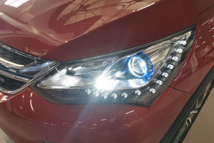 Used BYD Song New Energy 2017 Song DM 1.5TID All-Wheel Drive Luxury Model Left Front Headlight