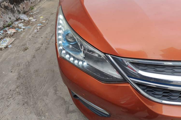 Used BYD Song New Energy 2017 Song DM 1.5TID All-Wheel Drive Luxury Model Right Front Headlight
