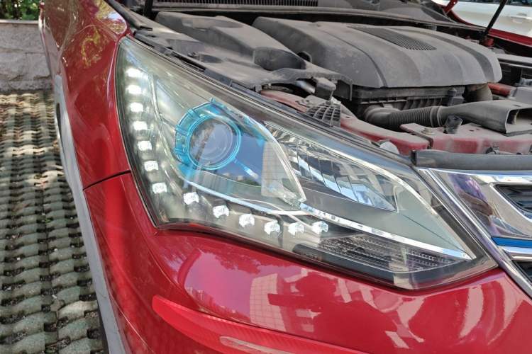 Used BYD Song New Energy 2017 Song DM 1.5TID All-Wheel Drive Luxury Model Right Front Headlight