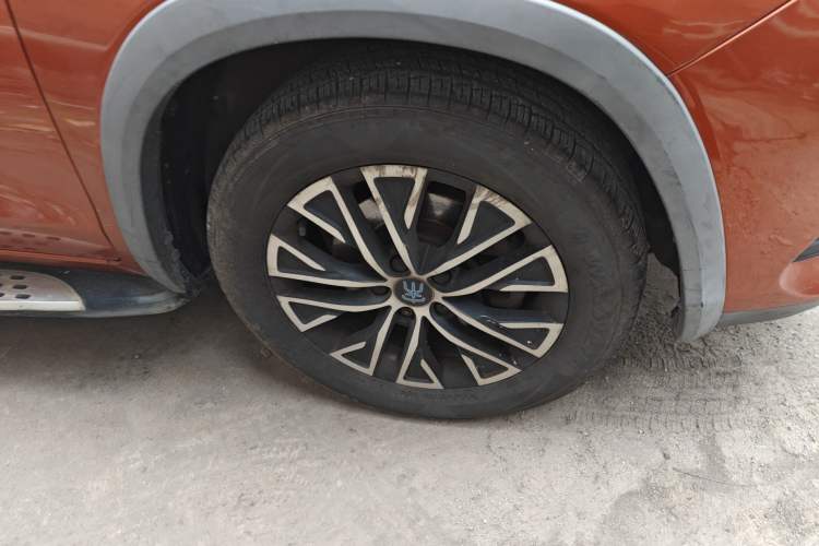 Used BYD Song New Energy 2017 Song DM 1.5TID All-Wheel Drive Luxury Model Right Front Wheel Hub
