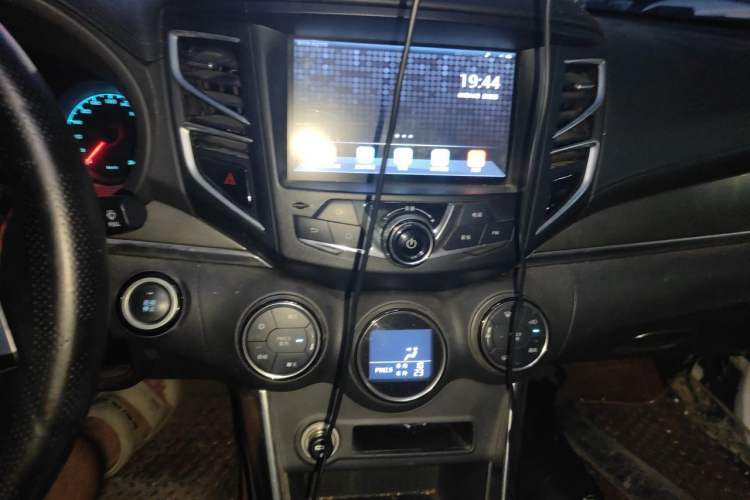 Used BYD Song New Energy 2017 Song DM 1.5TID All-Wheel Drive Prestige Model Audio And AC Panel