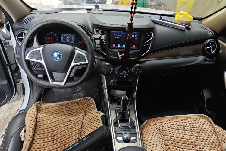 Used BYD Song New Energy 2017 Song DM 1.5TID All-Wheel Drive Luxury Model Center Console