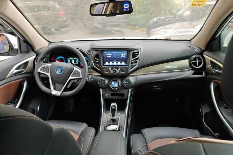 Used BYD Song New Energy 2017 Song DM 1.5TID All-Wheel Drive Luxury Model Center Console