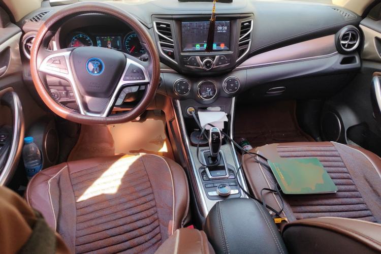 Used BYD Song New Energy 2017 Song DM 1.5TID All-Wheel Drive Luxury Model Center Console