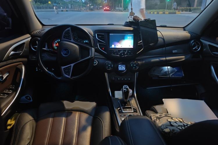 Used BYD Song New Energy 2017 Song DM 1.5TID All-Wheel Drive Luxury Model Center Console