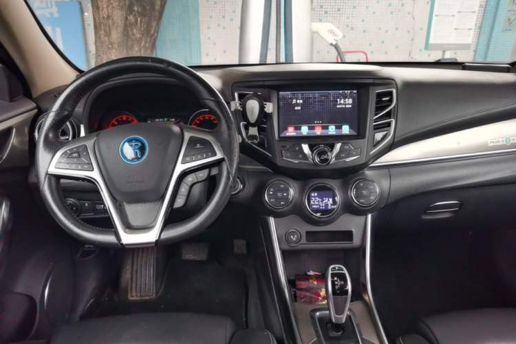 Used BYD Song New Energy 2017 Song DM 1.5TID All-Wheel Drive Luxury Model Center Console