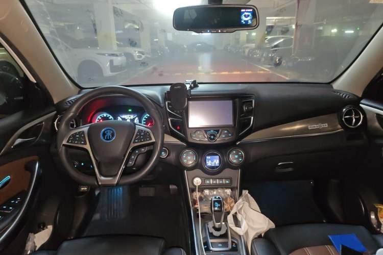 Used BYD Song New Energy 2017 Song DM 1.5TID All-Wheel Drive Luxury Model Center Console