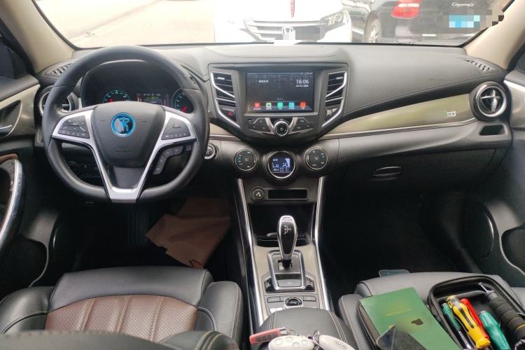 Used BYD Song New Energy 2017 Song DM 1.5TID All-Wheel Drive Luxury Model Center Console