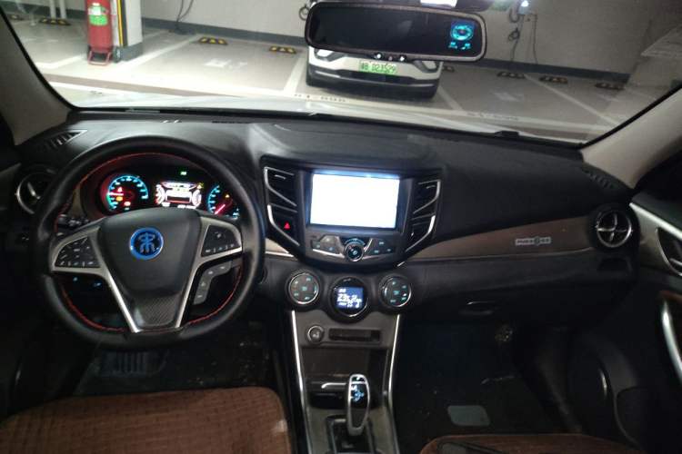 Used BYD Song New Energy 2017 Song DM 1.5TID All-Wheel Drive Luxury Model Center Console