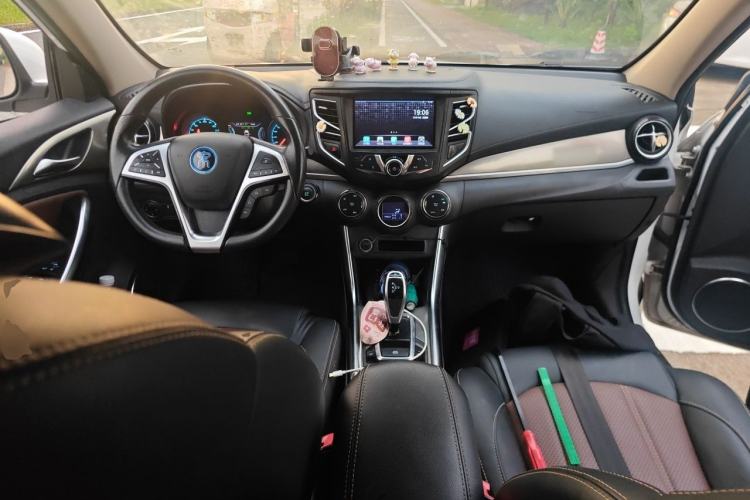 Used BYD Song New Energy 2017 Song DM 1.5TID All-Wheel Drive Luxury Model Center Console