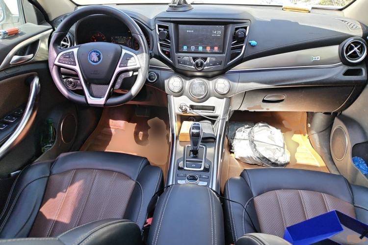 Used BYD Song New Energy 2017 Song DM 1.5TID All-Wheel Drive Luxury Model Center Console