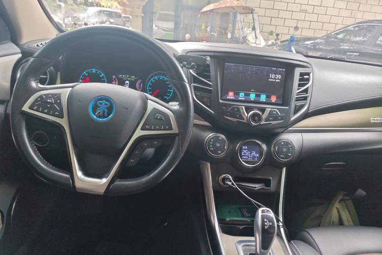 Used BYD Song New Energy 2017 Song DM 1.5TID All-Wheel Drive Luxury Model Center Console