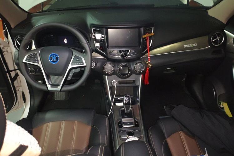 Used BYD Song New Energy 2017 Song DM 1.5TID All-Wheel Drive Luxury Model Center Console