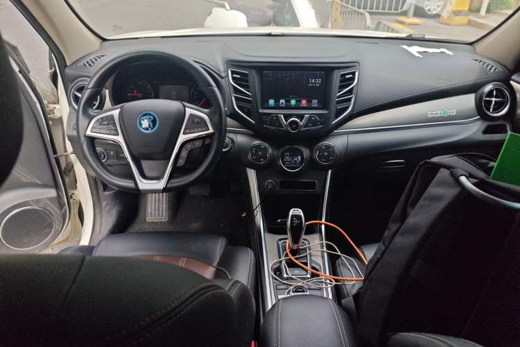 Used BYD Song New Energy 2017 Song DM 1.5TID All-Wheel Drive Luxury Model Center Console