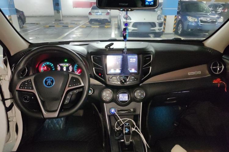 Used BYD Song New Energy 2017 Song DM 1.5TID All-Wheel Drive Luxury Model Center Console