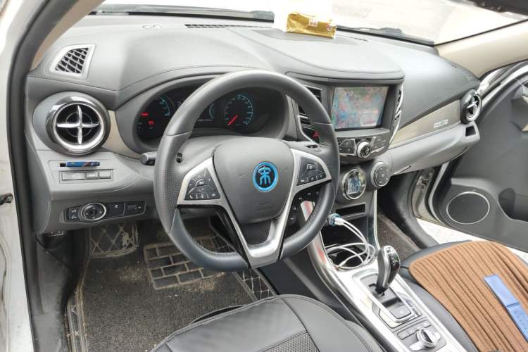 Used BYD Song New Energy 2017 Song DM 1.5TID All-Wheel Drive Luxury Model Center Console