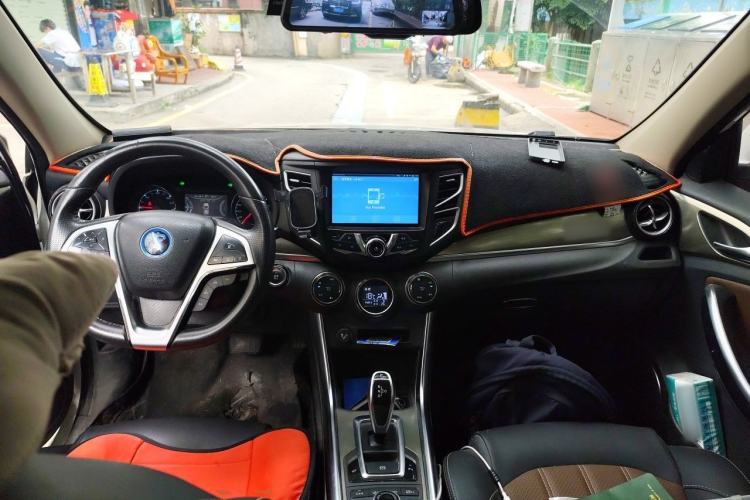 Used BYD Song New Energy 2017 Song DM 1.5TID All-Wheel Drive Luxury Model Center Console