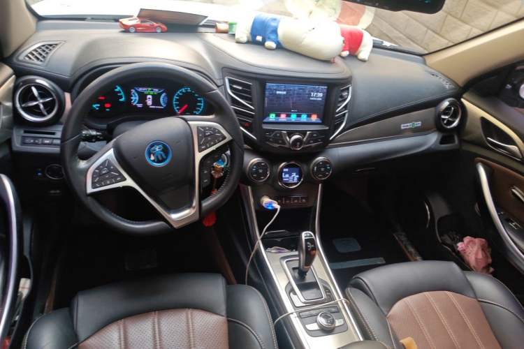 Used BYD Song New Energy 2017 Song DM 1.5TID All-Wheel Drive Luxury Model Center Console