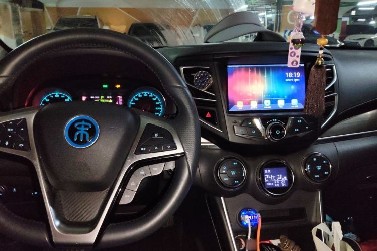 Used BYD Song New Energy 2017 Song DM 1.5TID All-Wheel Drive Luxury Model Center Console