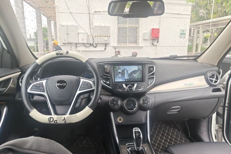 Used BYD Song New Energy 2017 Song DM 1.5TID All-Wheel Drive Luxury Model Center Console