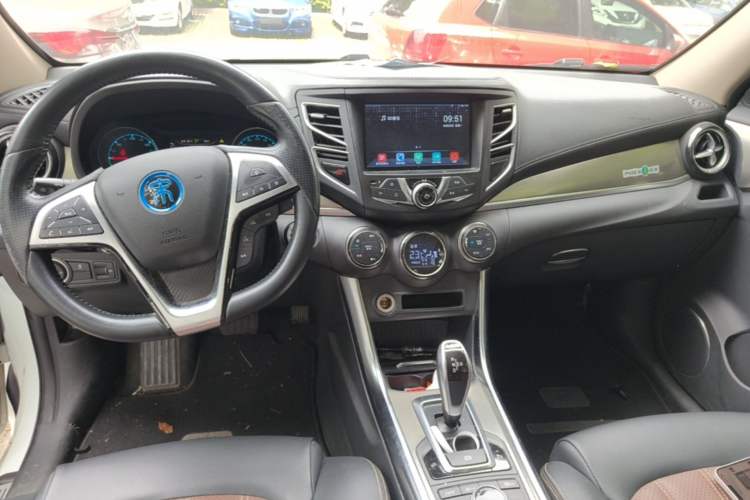Used BYD Song New Energy 2017 Song DM 1.5TID All-Wheel Drive Luxury Model Center Console