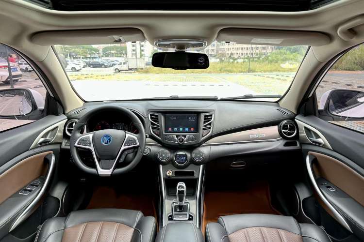 Used BYD Song New Energy 2017 Song DM 1.5TID All-Wheel Drive Luxury Model Center Console