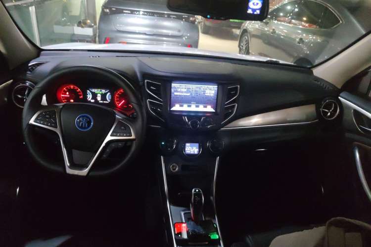Used BYD Song New Energy 2017 Song DM 1.5TID All-Wheel Drive Luxury Model Center Console