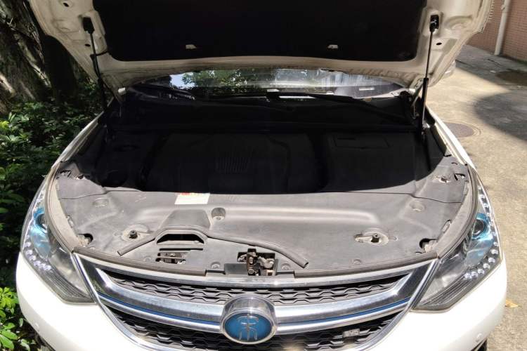 Used BYD Song New Energy 2017 Song DM 1.5TID All-Wheel Drive Luxury Model Engine Bay