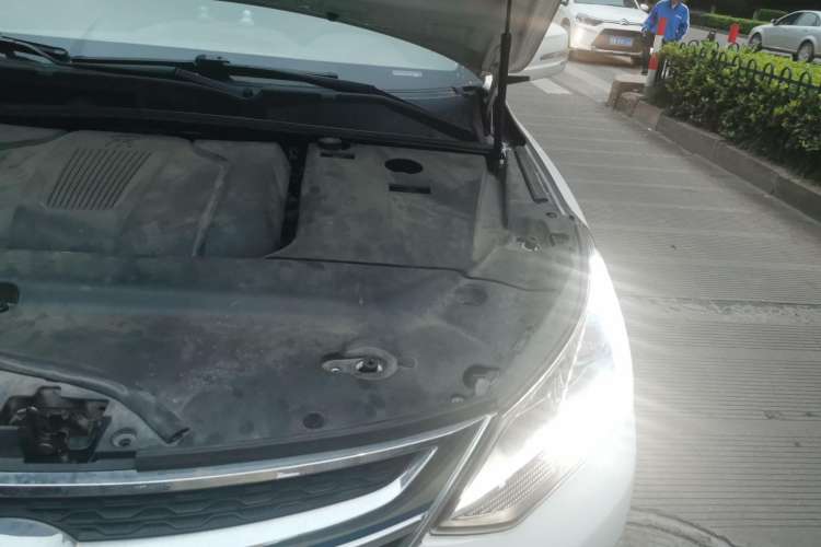 Used BYD Song New Energy 2017 Song DM 1.5TID All-Wheel Drive Prestige Model Engine Bay Left