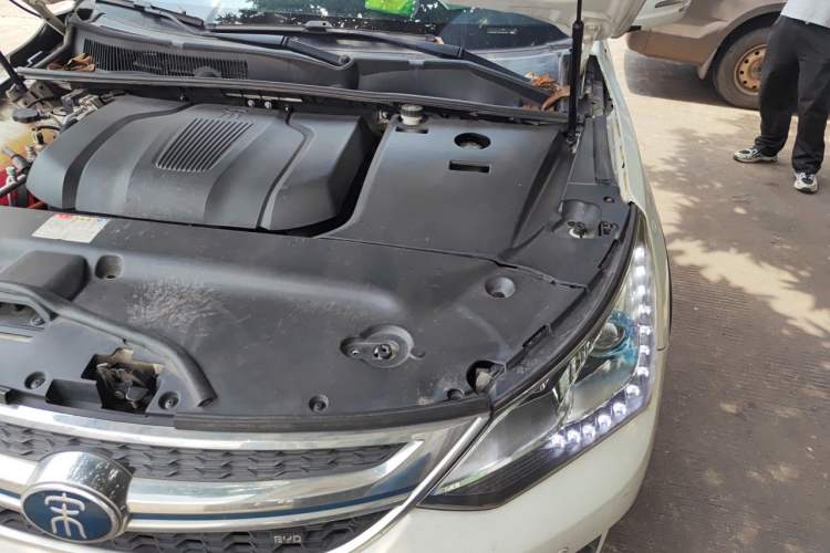 Used BYD Song New Energy 2017 Song DM 1.5TID All-Wheel Drive Luxury Model Engine Bay Left