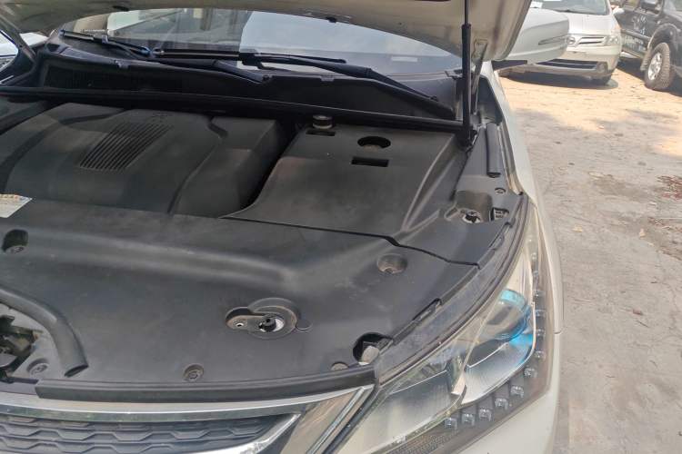 Used BYD Song New Energy 2017 Song DM 1.5TID All-Wheel Drive Luxury Model Engine Bay Left