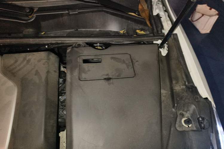 Used BYD Song New Energy 2017 Song DM 1.5TID All-Wheel Drive Luxury Model Engine Bay Left