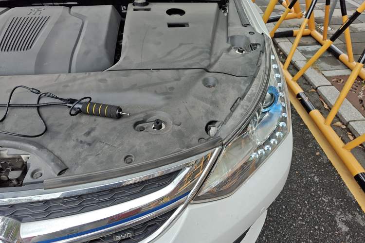 Used BYD Song New Energy 2017 Song DM 1.5TID All-Wheel Drive Luxury Model Engine Bay Left
