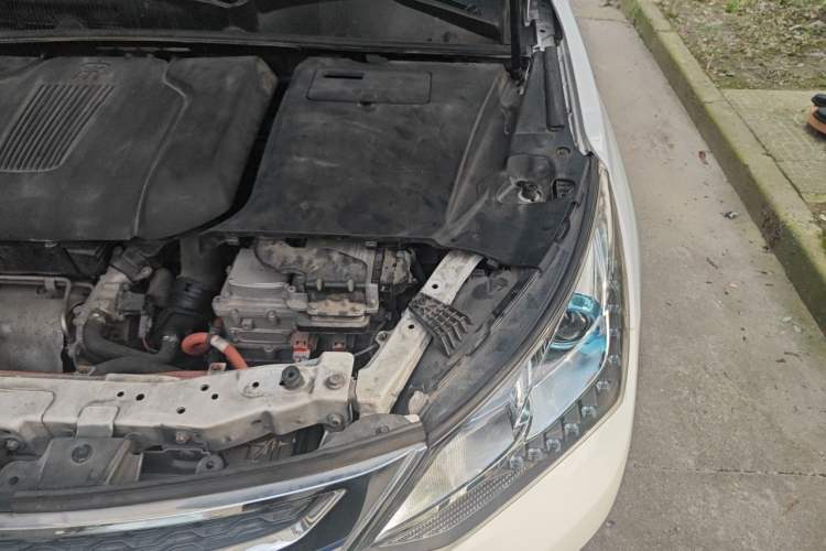 Used BYD Song New Energy 2017 Song DM 1.5TID All-Wheel Drive Luxury Model Engine Bay Left