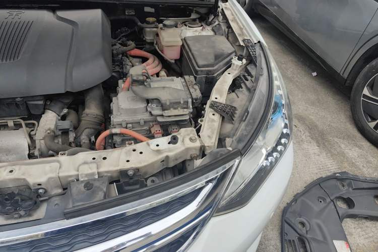 Used BYD Song New Energy 2017 Song DM 1.5TID All-Wheel Drive Luxury Model Engine Bay Left