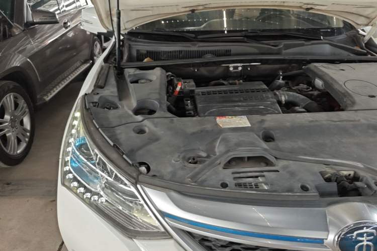Used BYD Song New Energy 2017 Song DM 1.5TID All-Wheel Drive Luxury Model Engine Bay Right