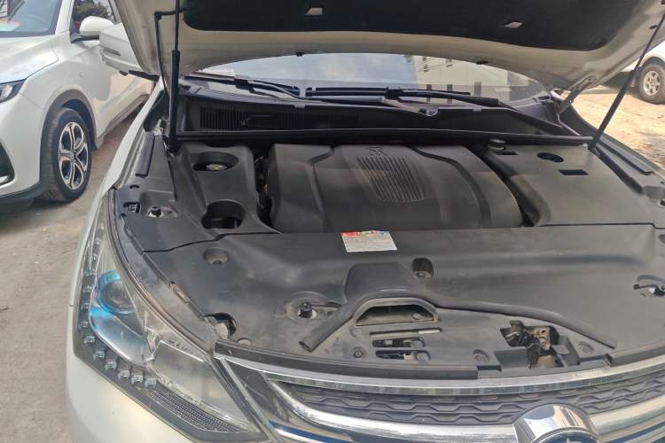 Used BYD Song New Energy 2017 Song DM 1.5TID All-Wheel Drive Luxury Model Engine Bay Right
