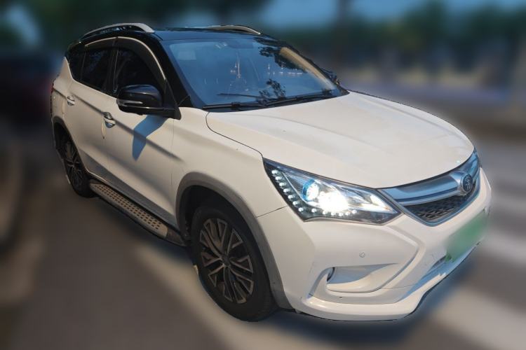 Used BYD Song New Energy 2017 Song DM 1.5TID All-Wheel Drive Luxury Model Front Right 45 Deg